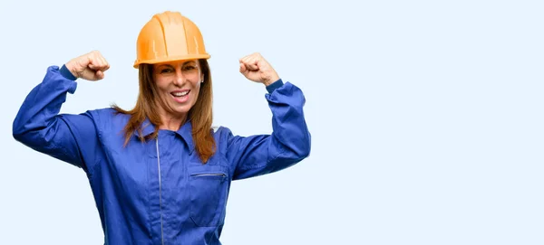 工程施工工人妇女高兴和兴奋庆祝胜利表达了巨大的成功 能量和积极的情绪 庆祝新工作快乐孤立的蓝色背景 — 图库照片