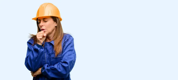 工程师建筑工作者妇女病和咳嗽 遭受哮喘或支气管炎 医学概念隔绝蓝色背景 — 图库照片