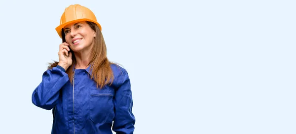 Ingenieur Bouw Werknemer Vrouw Gelukkig Praten Gsm Smartphone Geïsoleerd Blauwe — Stockfoto
