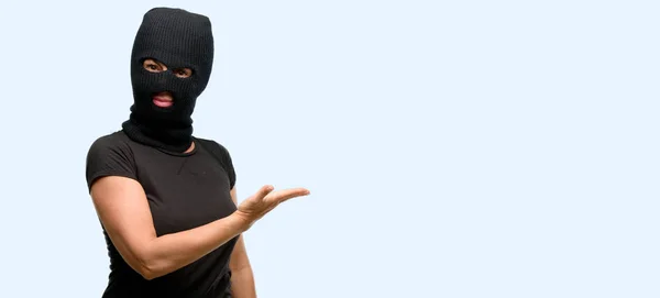 Mujer Terrorista Ladrón Con Pasamontañas Pasamontañas Sosteniendo Algo Fondo Azul —  Fotos de Stock