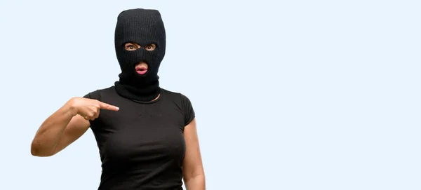 Inbrottstjuv Terrorism Kvinna Bär Balaclava Ski Mask Glad Och Överraskad — Stockfoto