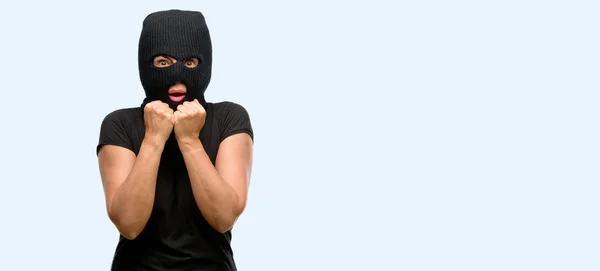 Mulher Terrorista Assaltante Usando Máscara Esqui Balaclava Aterrorizado Nervoso Expressando — Fotografia de Stock