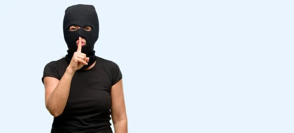 Inbreker Terroristische Vrouw Dragen Balaclava Ski Mask Met Wijsvinger Lippen — Stockfoto