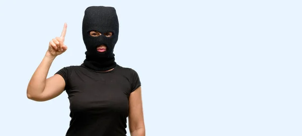 Mulher Terrorista Assaltante Usando Máscara Esqui Balaclava Levantando Dedo Número — Fotografia de Stock