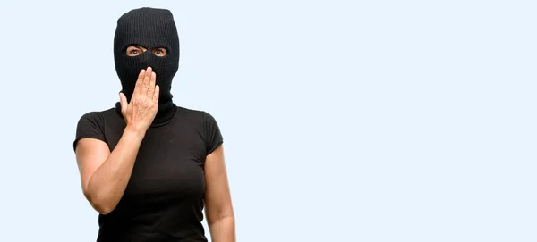 Inbrottstjuv Terrorism Kvinna Bär Balaclava Ski Mask Täcker Munnen Chock — Stockfoto