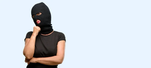 Ladrón Terrorista Mujer Con Pasamontañas Pasamontañas Pensando Mirando Hacia Arriba — Foto de Stock