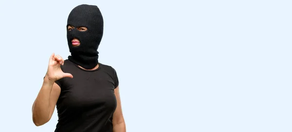 Mujer Terrorista Ladrón Con Pasamontañas Pasamontañas Orgullosa Emocionada Arrogante Señalando —  Fotos de Stock