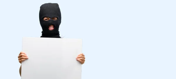 Mulher Terrorista Assaltante Usando Máscara Esqui Balaclava Segurando Banner Publicidade — Fotografia de Stock