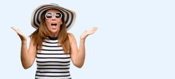 Middle Age Cool Woman Wearing Summer Hat Sunglasses Happy Surprised — Stock Photo, Image