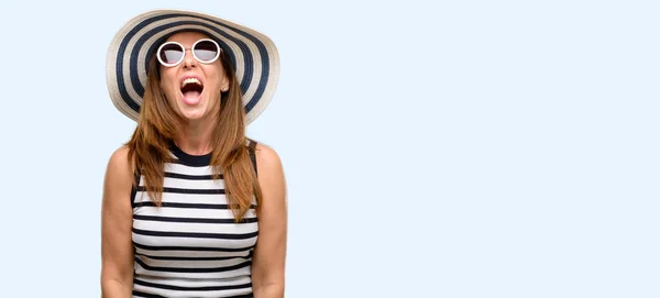 Donna Cool Mezza Età Con Cappello Estivo Occhiali Sole Stressante — Foto Stock