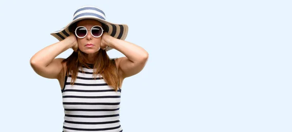 Cool Vrouw Middenleeftijd Dragen Zomer Hoed Zonnebril Die Betrekking Hebben — Stockfoto