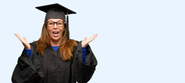 シニア大学院生女性幸せと応援表明すごい驚いたジェスチャー分離青色の背景 — ストック写真