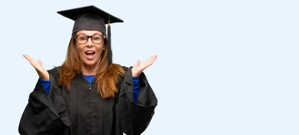 Senior Laureato Studente Donna Felice Sorpreso Tifo Esprimendo Gesto Wow — Foto Stock