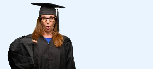 Estudante Graduação Sênior Mulher Feliz Surpreso Torcendo Expressando Gesto Wow — Fotografia de Stock