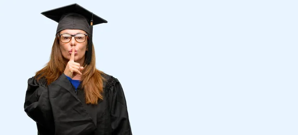 Estudante Pós Graduação Com Dedo Indicador Nos Lábios Peça Para — Fotografia de Stock