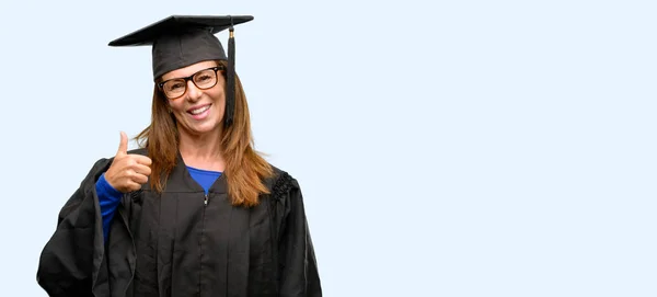 Estudante Graduação Sênior Mulher Sorrindo Amplamente Mostrando Polegares Até Gesto — Fotografia de Stock