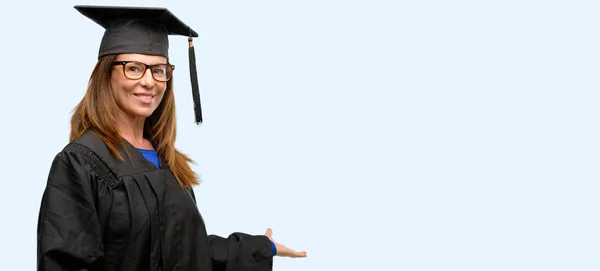 Estudante Graduação Sênior Mulher Confiante Feliz Com Grande Sorriso Natural — Fotografia de Stock