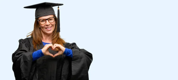 Senior Postgraduální Student Žena Šťastná Ukazuje Lásku Rukama Tvaru Srdce — Stock fotografie