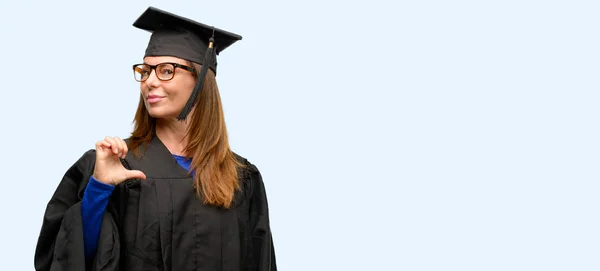 Étudiante Diplômée Supérieure Fière Excitée Arrogante Pointant Avec Victoire Visage — Photo