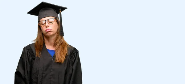 Seniorstudentin Mit Schläfrigem Gesichtsausdruck Überarbeitet Und Müde Isoliert Blauer Hintergrund — Stockfoto