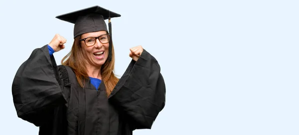 Studentessa Diplomata Anziana Felice Eccitata Che Celebra Vittoria Esprimendo Grande — Foto Stock