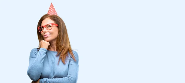 Frau Mittleren Alters Feiert Geburtstag Denkt Nach Oben Und Äußert — Stockfoto