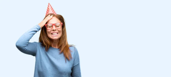 中年の女性は 恐怖と不安とパニックのジェスチャー 圧倒される分離の青色の背景を表現する神経の誕生日を祝う — ストック写真