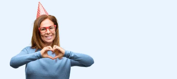 Mulher Meia Idade Celebra Aniversário Feliz Mostrando Amor Com Mãos — Fotografia de Stock