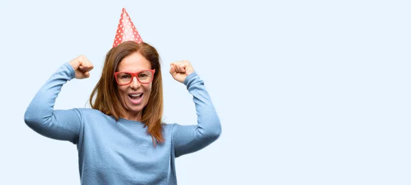 中年妇女庆祝生日快乐和兴奋庆祝胜利表达了巨大的成功 能量和积极的情绪 庆祝新工作快乐孤立的蓝色背景 — 图库照片