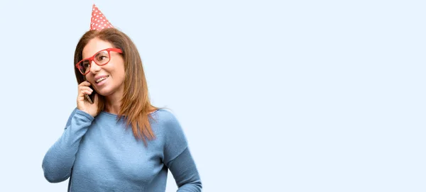 Mujer Mediana Edad Celebra Cumpleaños Feliz Hablando Con Teléfono Inteligente —  Fotos de Stock