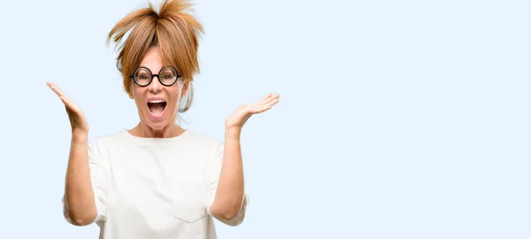 Loca Mujer Mediana Edad Con Gafas Tontas Feliz Sorprendido Animando —  Fotos de Stock