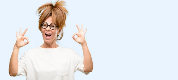 Verrückte Frau Mittleren Alters Trägt Eine Alberne Brille Und Macht — Stockfoto
