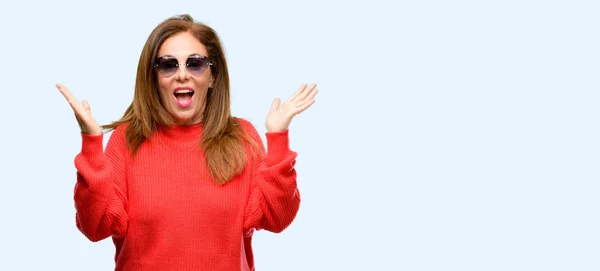 Mujer Mediana Edad Con Gafas Sol Corazón Feliz Sorprendido Animando —  Fotos de Stock