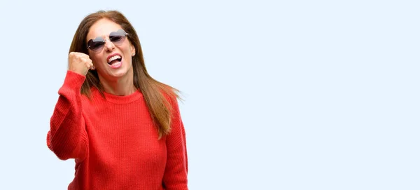 Frau Mittleren Alters Mit Sonnenbrille Irritiert Und Wütend Ausdruck Negativer — Stockfoto