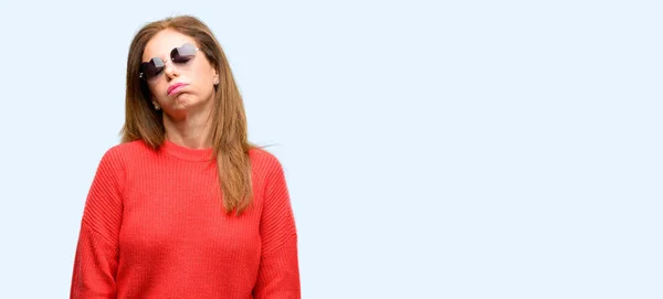 Mujer Mediana Edad Que Usa Gafas Sol Corazón Con Expresión —  Fotos de Stock