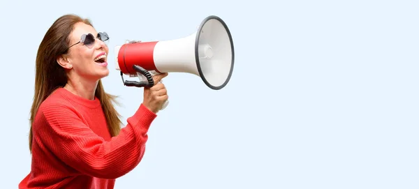 Middle Age Woman Wearing Heart Sunglasses Communicates Shouting Loud Holding — Stock Photo, Image