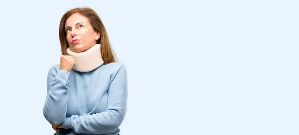 Injured Woman Wearing Neck Brace Collar Thinking Looking Expressing Doubt — Stock Photo, Image