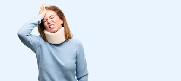 Donna Ferita Che Indossa Collare Cervicale Terrorizzato Nervoso Esprimendo Ansia — Foto Stock