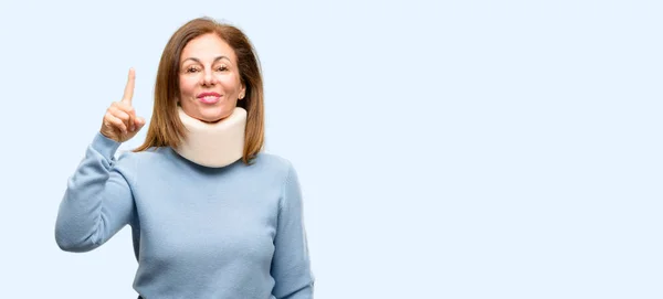 Verletzte Frau Trägt Halskrause Erhobenen Zeigefinger Die Nummer Eins Isoliert — Stockfoto