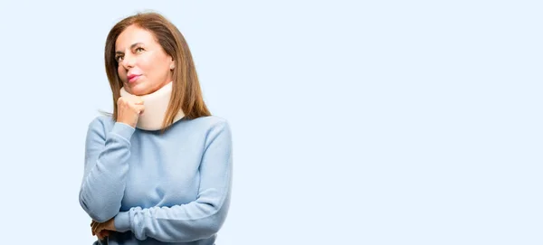 Mujer Lesionada Con Cuello Ortopédico Cuello Pensando Mirando Hacia Arriba —  Fotos de Stock