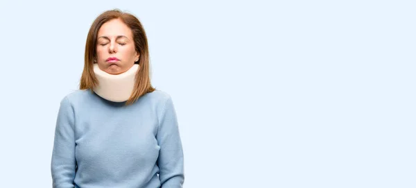 Verletzte Frau Trägt Halsband Mit Schläfrigem Gesichtsausdruck Ist Überarbeitet Und — Stockfoto