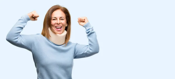 Verletzte Frau Mit Halsband Glücklich Und Aufgeregt Den Sieg Feiernd — Stockfoto