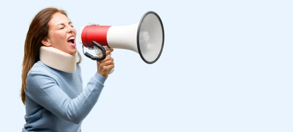 Injured Woman Wearing Neck Brace Collar Communicates Shouting Loud Holding — Stock Photo, Image