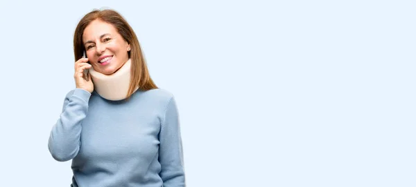 Verletzte Frau Trägt Halsband Glücklich Reden Mit Einem Smartphone Mobiltelefon — Stockfoto
