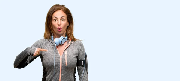 Mujer Forma Gimnasio Mediana Edad Con Auriculares Entrenamiento Feliz Sorprendido —  Fotos de Stock