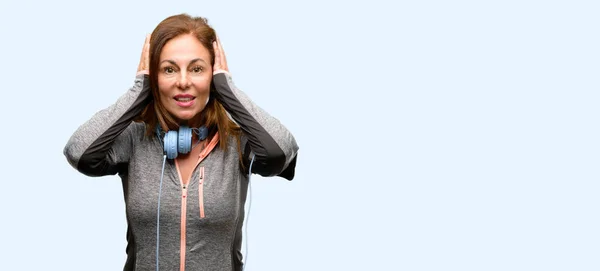 Fitte Frau Mittleren Alters Mit Workout Kopfhörern Die Die Ohren — Stockfoto