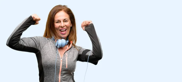 Mujer Forma Gimnasio Mediana Edad Con Auriculares Entrenamiento Felices Emocionados — Foto de Stock