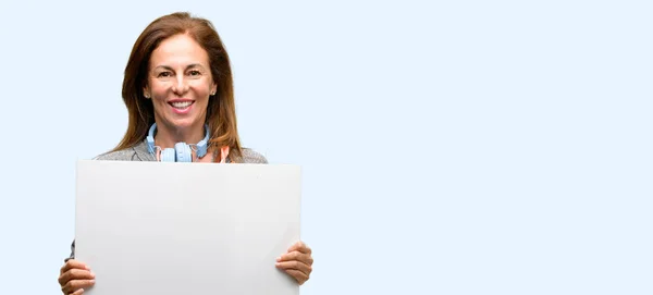 Mujer Forma Gimnasio Mediana Edad Con Auriculares Entrenamiento Con Pancarta —  Fotos de Stock