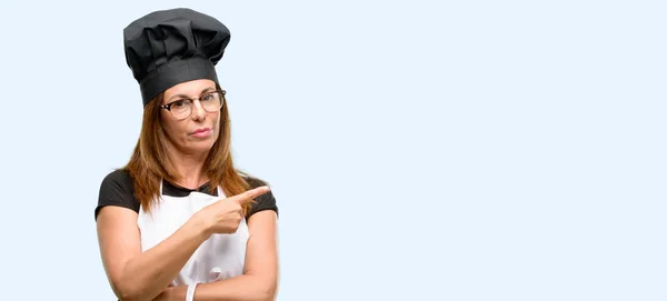 Kochfrau Mittleren Alters Trägt Kochschürze Die Seitlich Mit Dem Finger — Stockfoto