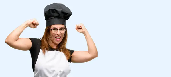 Μέσης Ηλικίας Γυναίκα Μάγειρας Φορώντας Σεφ Ποδιά Χαρούμενος Και Συγκινημένος — Φωτογραφία Αρχείου